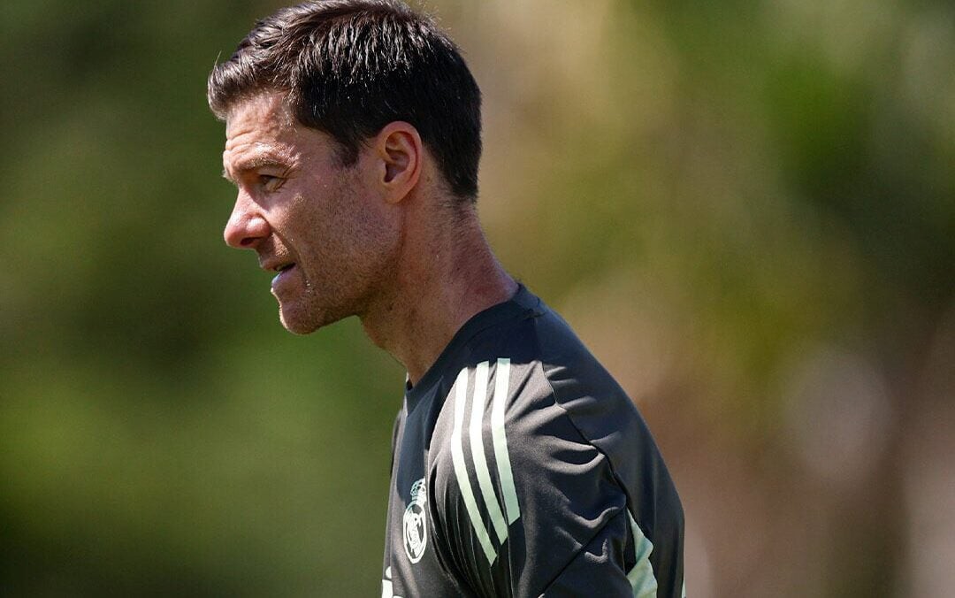 Xabi Alonso observa treino do Real Madrid às vésperas da estreia no Mundial de Clubes (Foto: Divulgação)