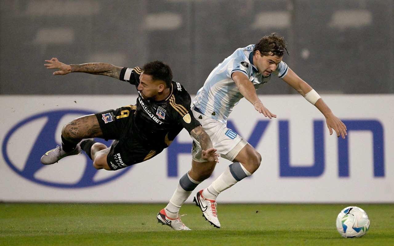 Javier Correa e Santiago Sosa em Colo-Colo x Racing. (foto: Rodrigo ARANGUA / AFP)