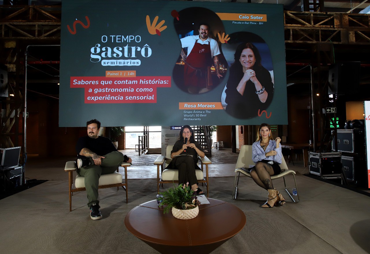 Caio Soter, Rosa Moraes e Lorena Martins durante o painel “Sabores que contam histórias: a gastronomia como experiência sensorial”, do Seminário O TEMPO Gastrô