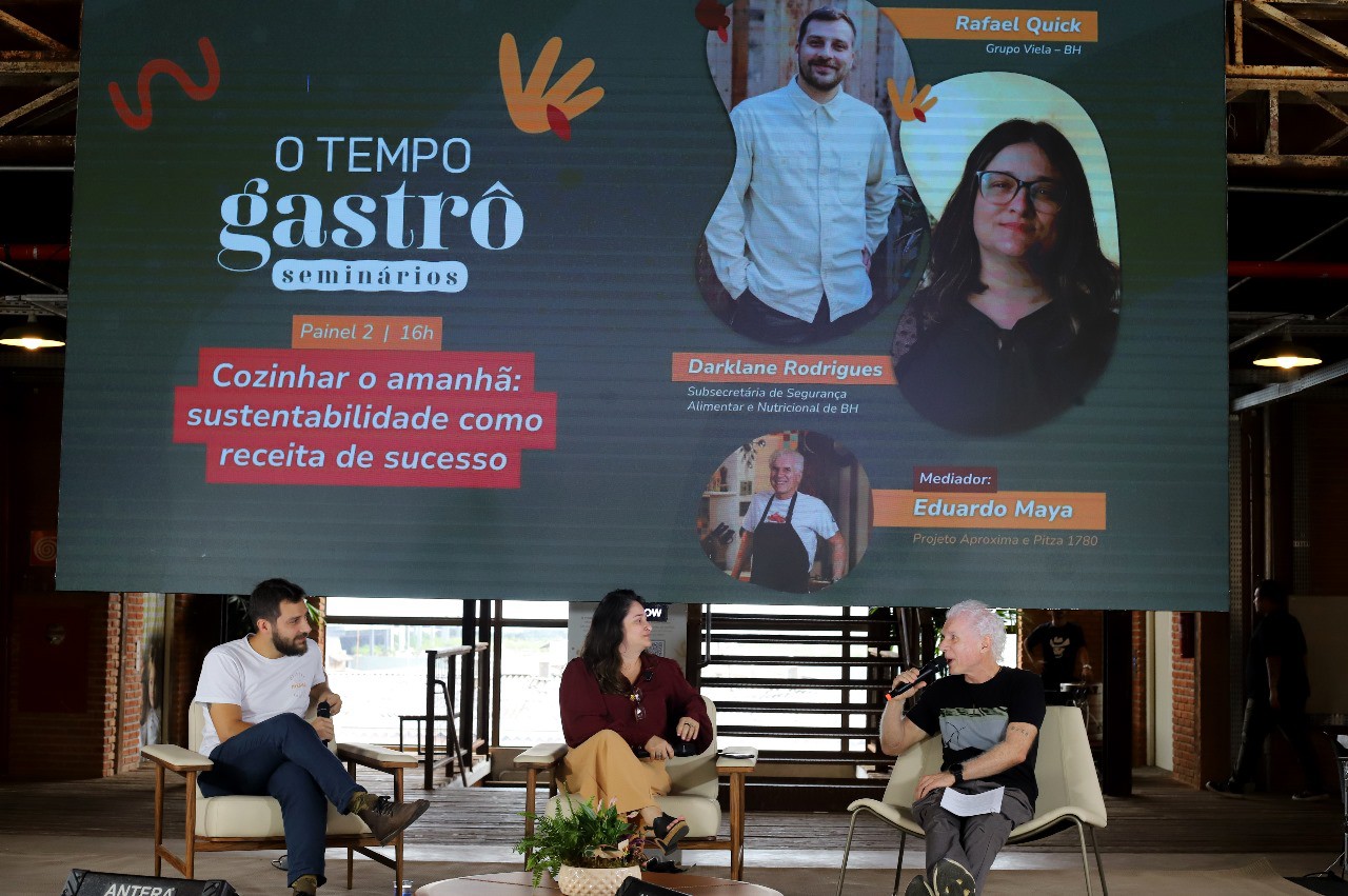 Rafael Quick e Darklane Rodrigues durante o painel do Seminário O TEMPO Gastrô mediado pelo chef Eduardo Maya