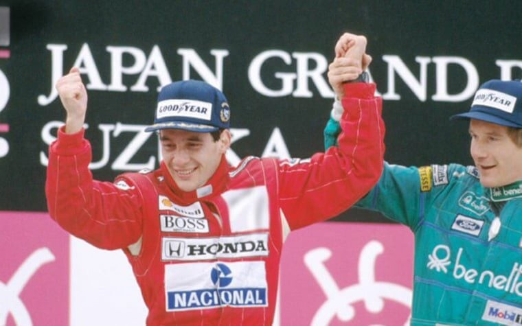 Ayrton Senna comemora uma de suas vitórias inesquecíveis em Suzuka, palco de seus três títulos mundiais na Fórmula 1. (Foto: F1.com)