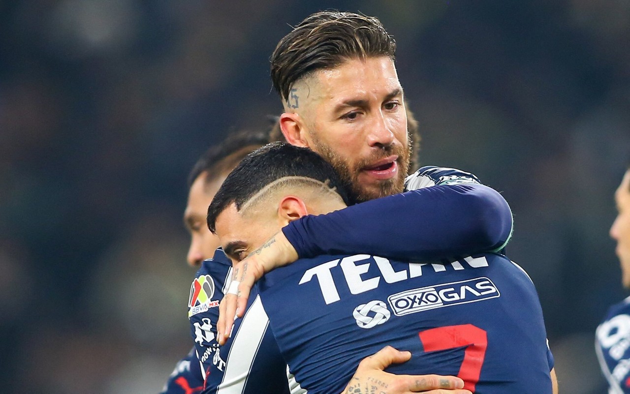 Sergio Ramos abraça companheiro do Monterrey