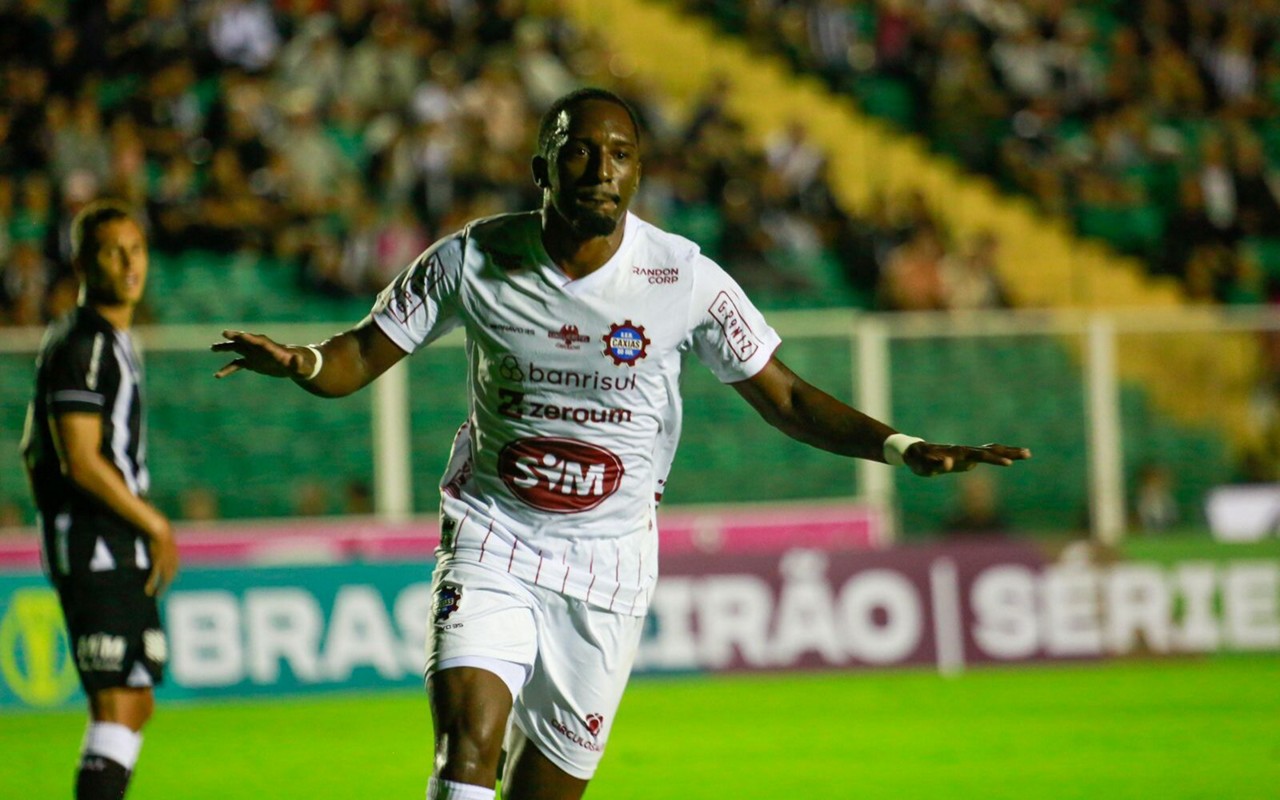 Welder comemora gol pelo Caxias sobre o Figueirense (Foto: Vitor Soccol / S.E.R. Caxias)