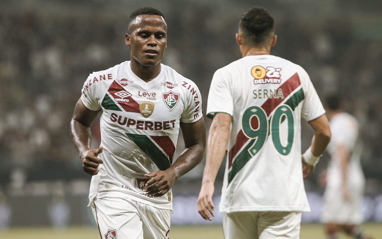 Serna e Arias se cruzam em jogo do Fluminense contra o Atlético-MG, pelo Brasileirão 2024 (Foto: Marcelo Gonçalves/Fluminense FC)