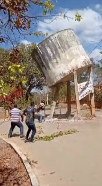 Servidor derruba caixa d’água condenada e quase provoca acidente