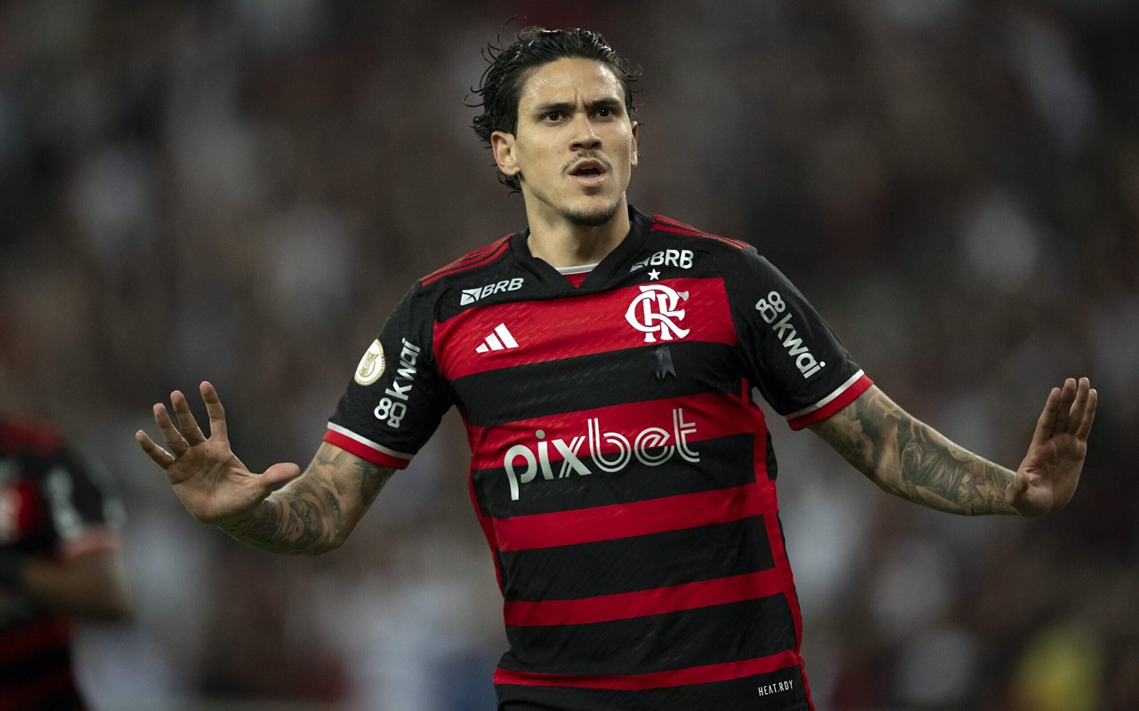 Pedro em ação pelo Flamengo (Foto: Jorge Rodrigues/AGIF)