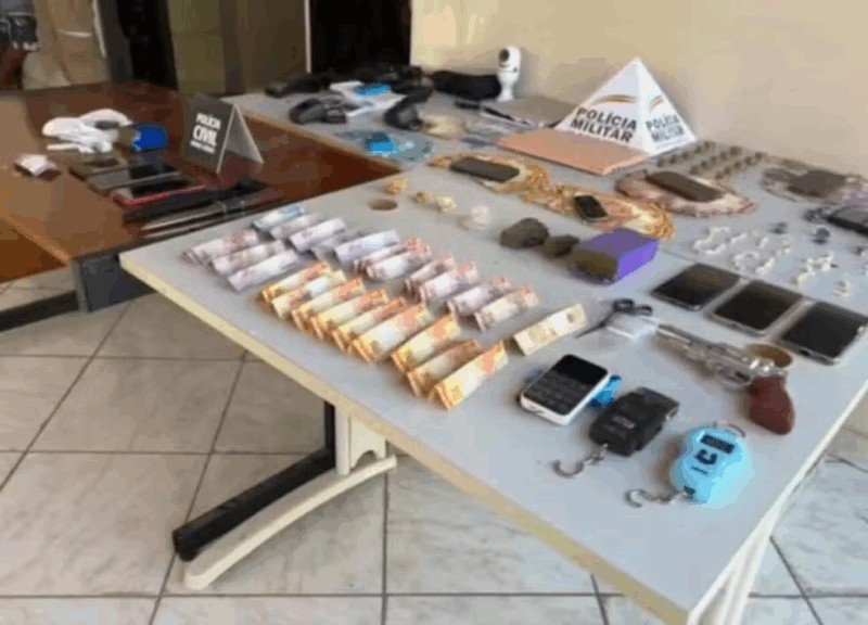 Sete pessoas são presas em Buritizeiro durante operação contra o tráfico; drogas, dinheiro e réplica de arma são apreendidos