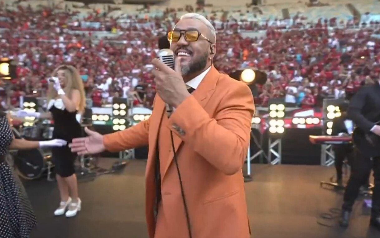 Belo fez show antes de Flamengo x Corinthians (Foto: Reprodução/Globo)