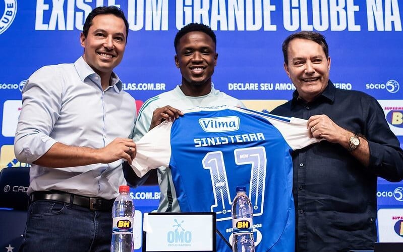 Sinisterra (ao lado dos dirigentes Pedro Junio e Pedro Lourenço) vai usar a camisa 17 no Cruzeiro (Foto: Gustavo Aleixo/Cruzeiro)
