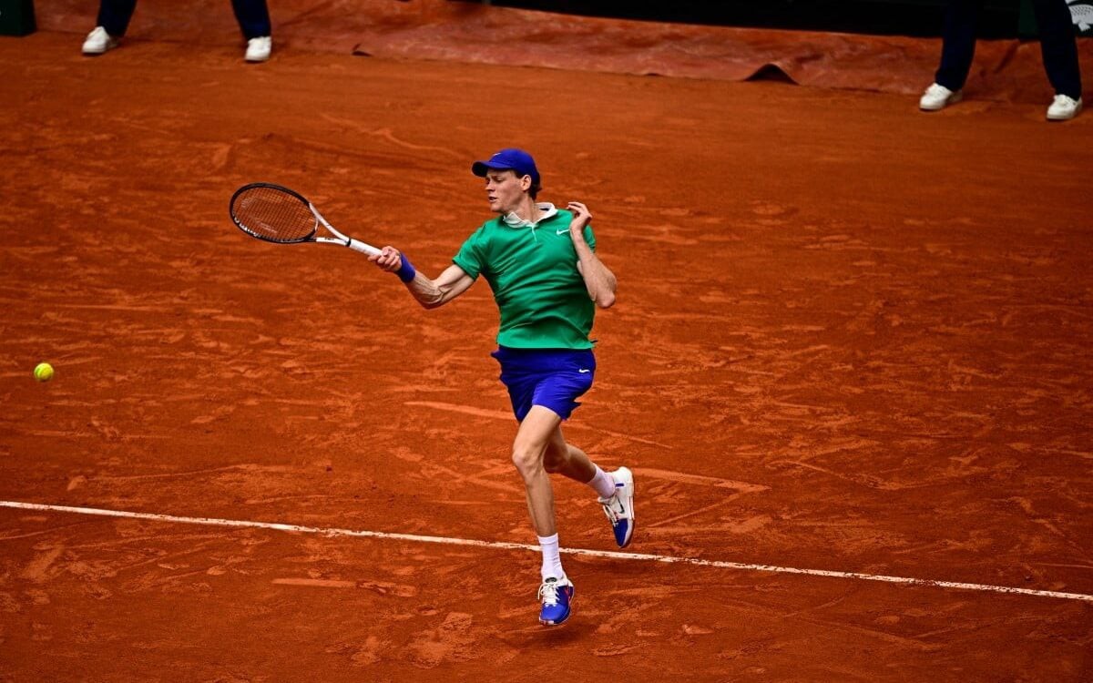 O italiano Jannik Sinner na vitória sobre o tcheco Jiri Lehecka em Roland Garros (Foto: JULIEN DE ROSA / AFP)