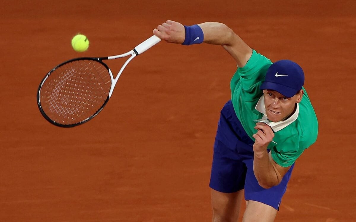 O italiano Jannik Sinner briga por vaga na semifinal (Foto: Alain JOCARD / AFP)