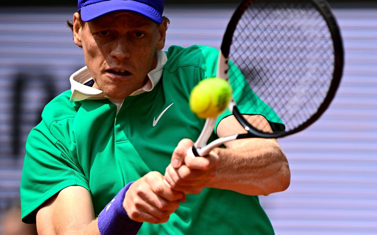 O italiano Jannik Sinner devolve a bola na final de Roland Garros contra o espanhol Carlos Alcaraz
