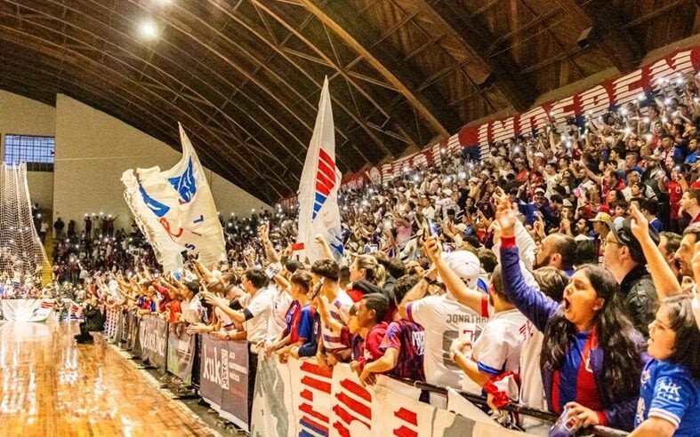 Torcida do Paraná Clube em jogo de futsal, no ginásio do Tarumã. Foto: Rui Santos/Paraná