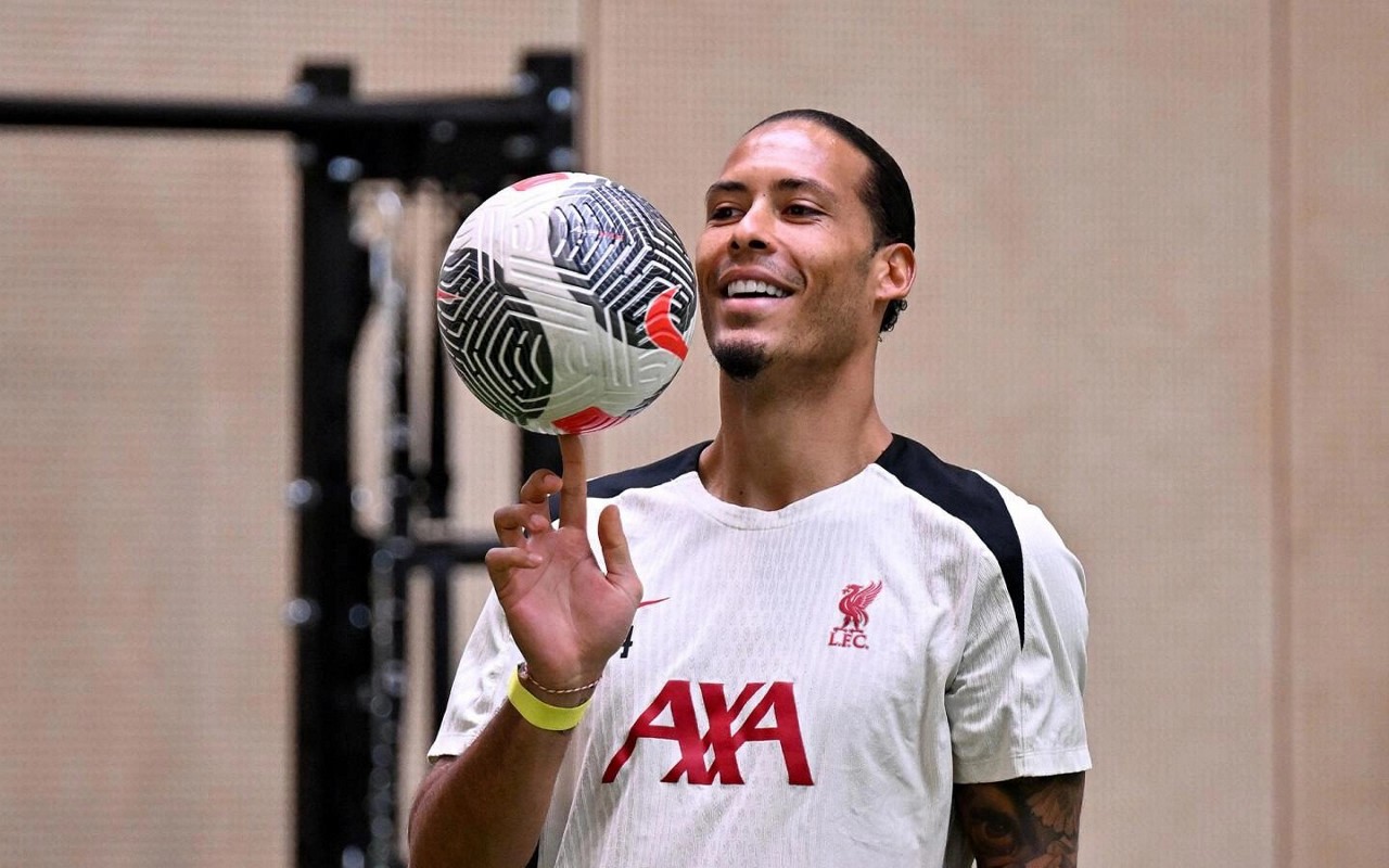 Van Dijk durante sessão de treinos do Liverpool (Foto: Nikki Dyer e Andrew Powell/Liverpool)