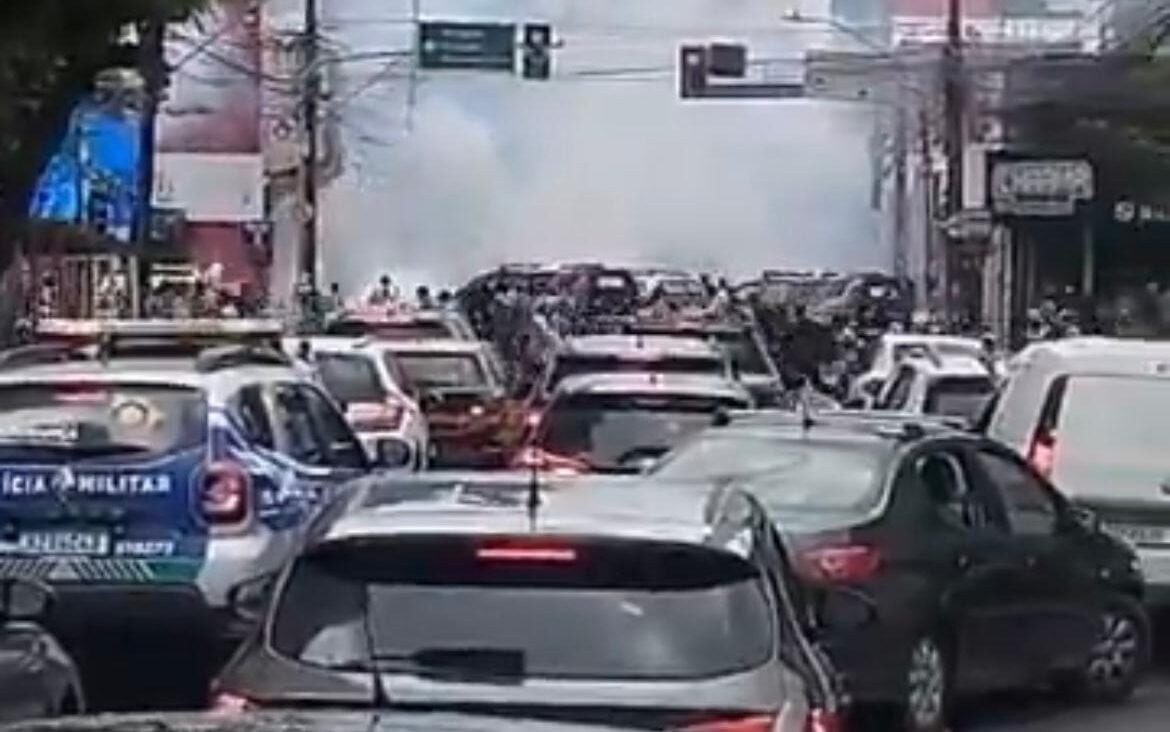 Registro de confronto entre as torcidas organizadas do Santa Cruz e Sport, horas antes da partida ser iniciada (Reprodução)