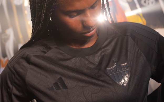 Jogadora Hingredy, da equipe feminina, participou do ensaio para lançamento de camisa exclusiva (Foto: Divulgação/Atlético-MG)