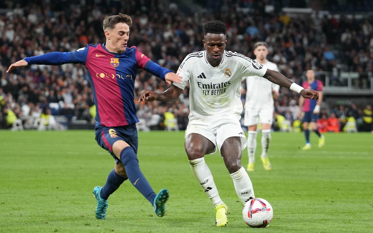 Gavi, do Barcelona, e Vini Jr, do Real Madrid, disputam bola em El Clásico de La Liga (Foto: Laurent Lairys / Agence Locevaphotos / Alamy Stock Photo)
