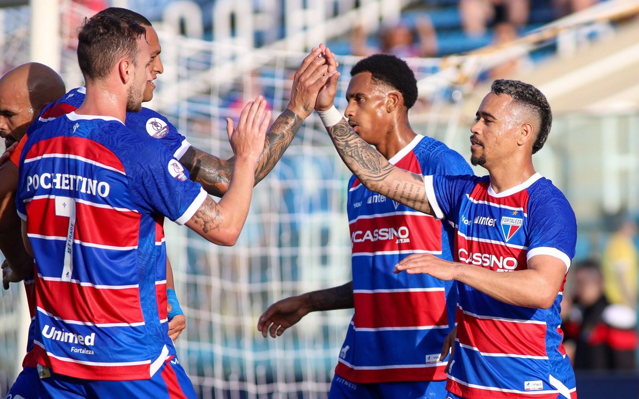 Yago Pikachu comemora seu gol em Floresta x Fortaleza. (Foto Lucas Emanuel/AGIF)