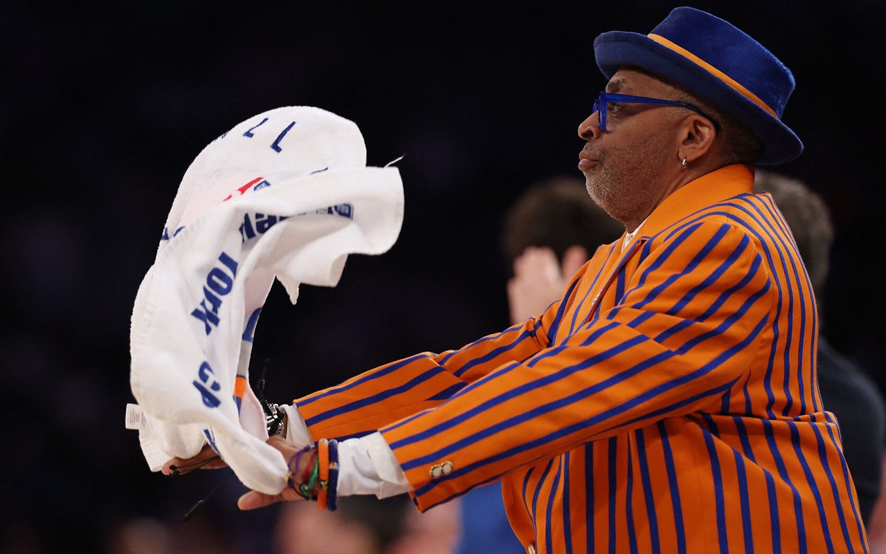 Cineasta Spike Lee em jogo entre Indiana Pacers e New York Knicks (foto: AL BELLO / GETTY IMAGES NORTH AMERICA / Getty Images via AFP)