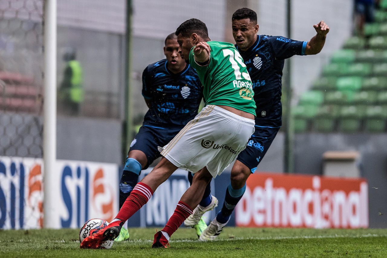Adriano se envolveu em briga após a partida com o CSA, no ano passado