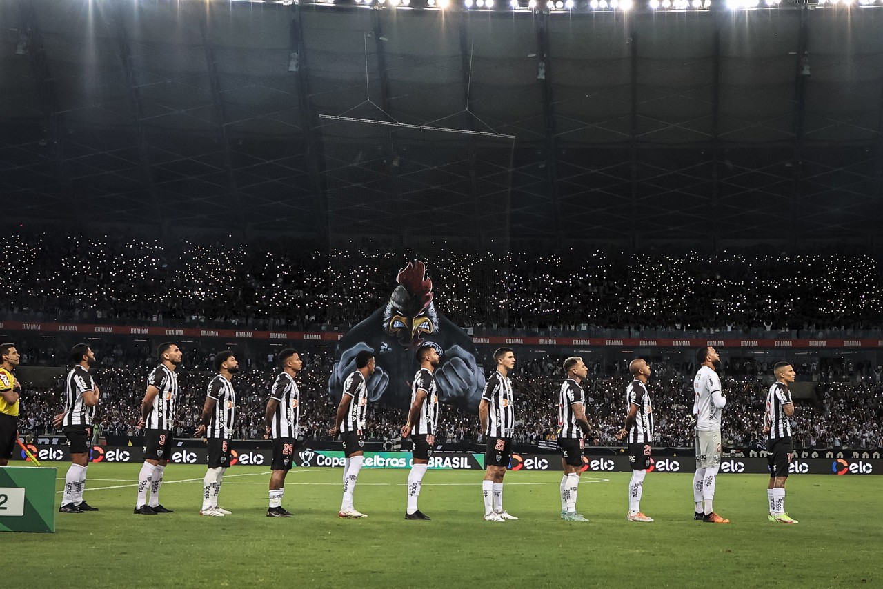 Na partida de ida da Copa do Brasil contra o Flamengo, a torcida também fez um mosaico com luzes