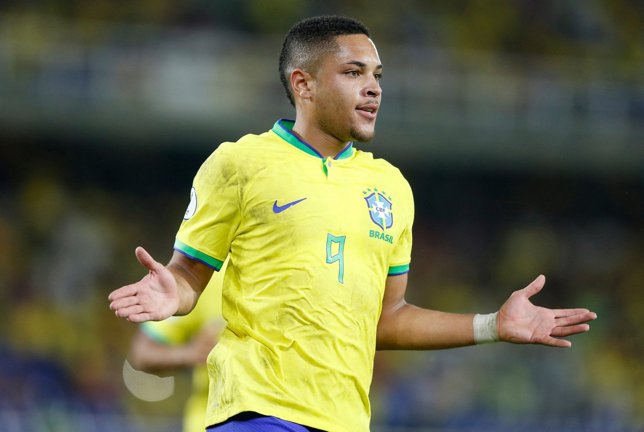 Vitor Roque durante a partida contra o Peru