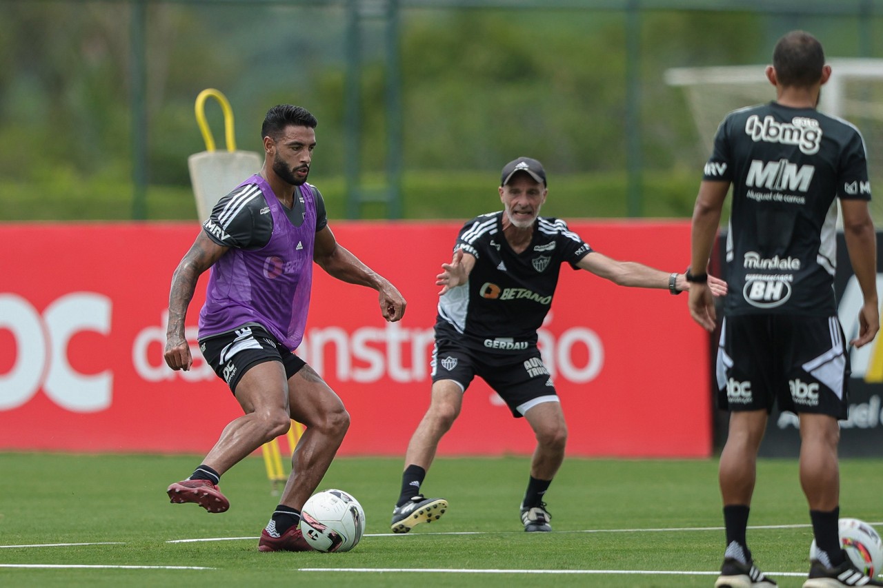 Nathan Silva é candidato à vaga deixada pro Bruno Fuchs na zaga do Galo