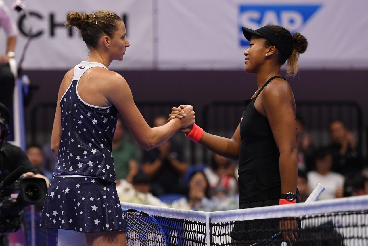 A tcheca Karolina Pliskova (de azul) venceu a japonesa Naomi Osaka no Torneio do Japão
