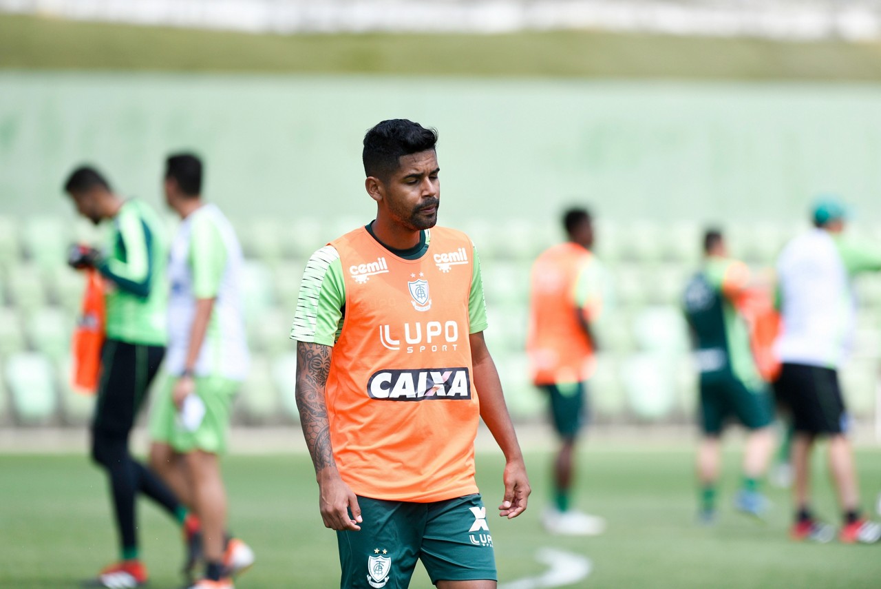 Aderlan ainda não tem presença confirmada na partida contra o Botafogo