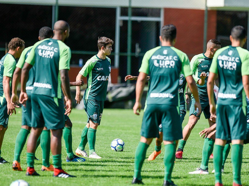 Jogadores do América fazem treino com bola parada no CT Lanna Drumond