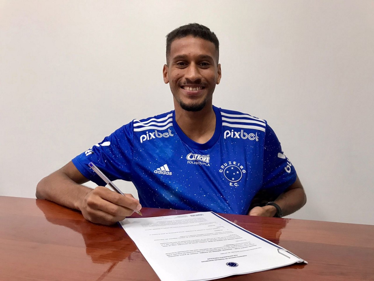 Adriano assina novo vínculo com a Raposa