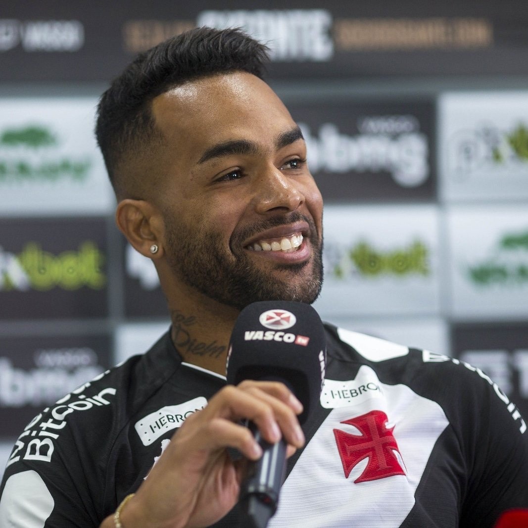 Atacante Alex Teixeira foi apresentado nesta segunda-feira (18)