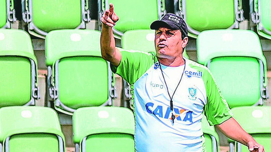 Adílson reclamou bastante do calendário nacional no fim de semana