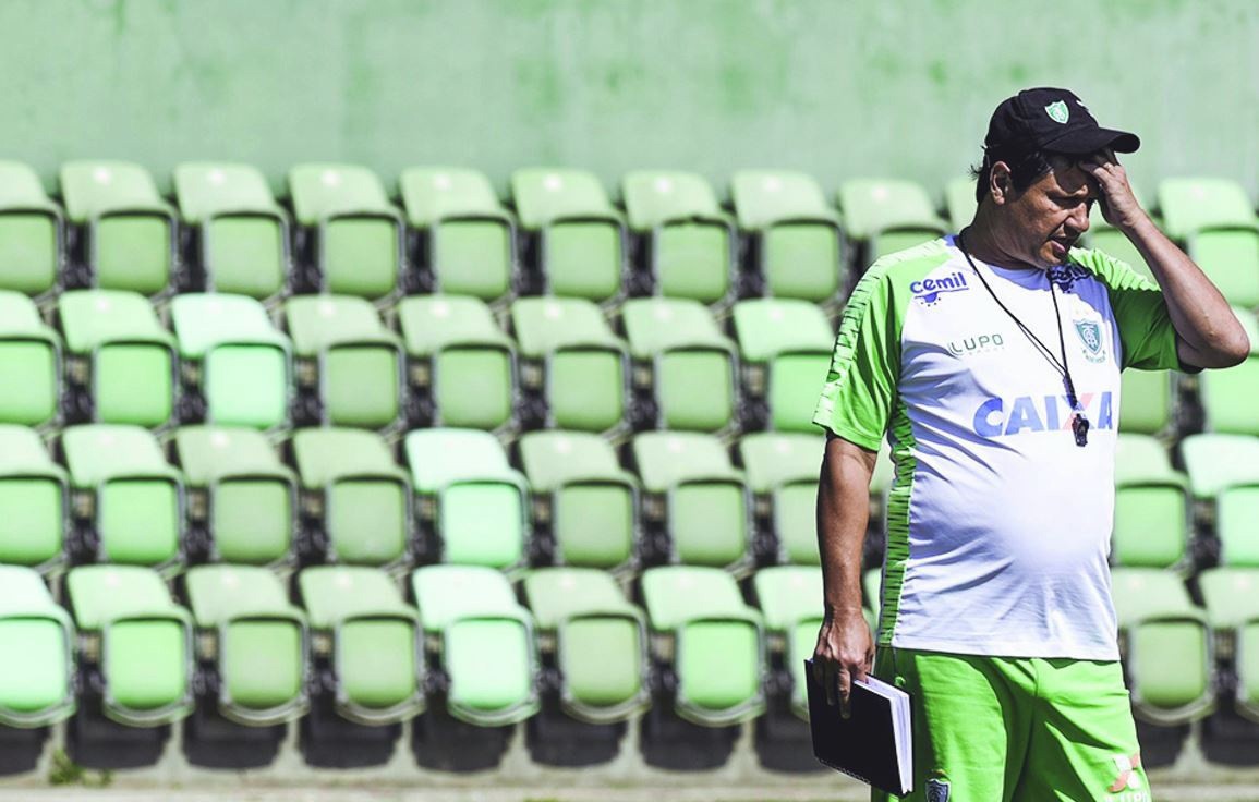 Cartões e lesões obrigam o treinador a mexer no time e comprometem entrosamento no América