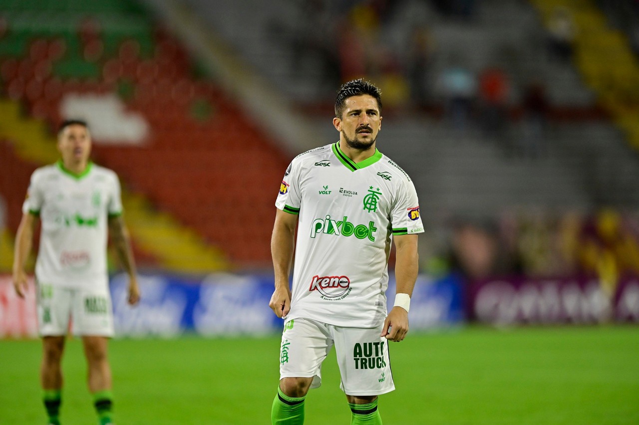 Aloísio deixou o campo aos 39 minutos do segundo tempo