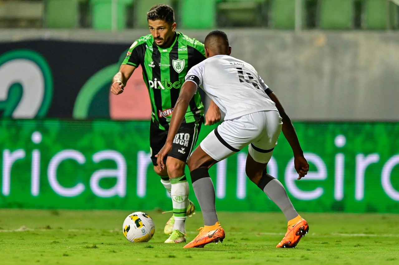 O atacante Aloísio marcou o primeiro gol com a camisa do Coelho, mas o tento foi insuficiente para garantir a vitória do América