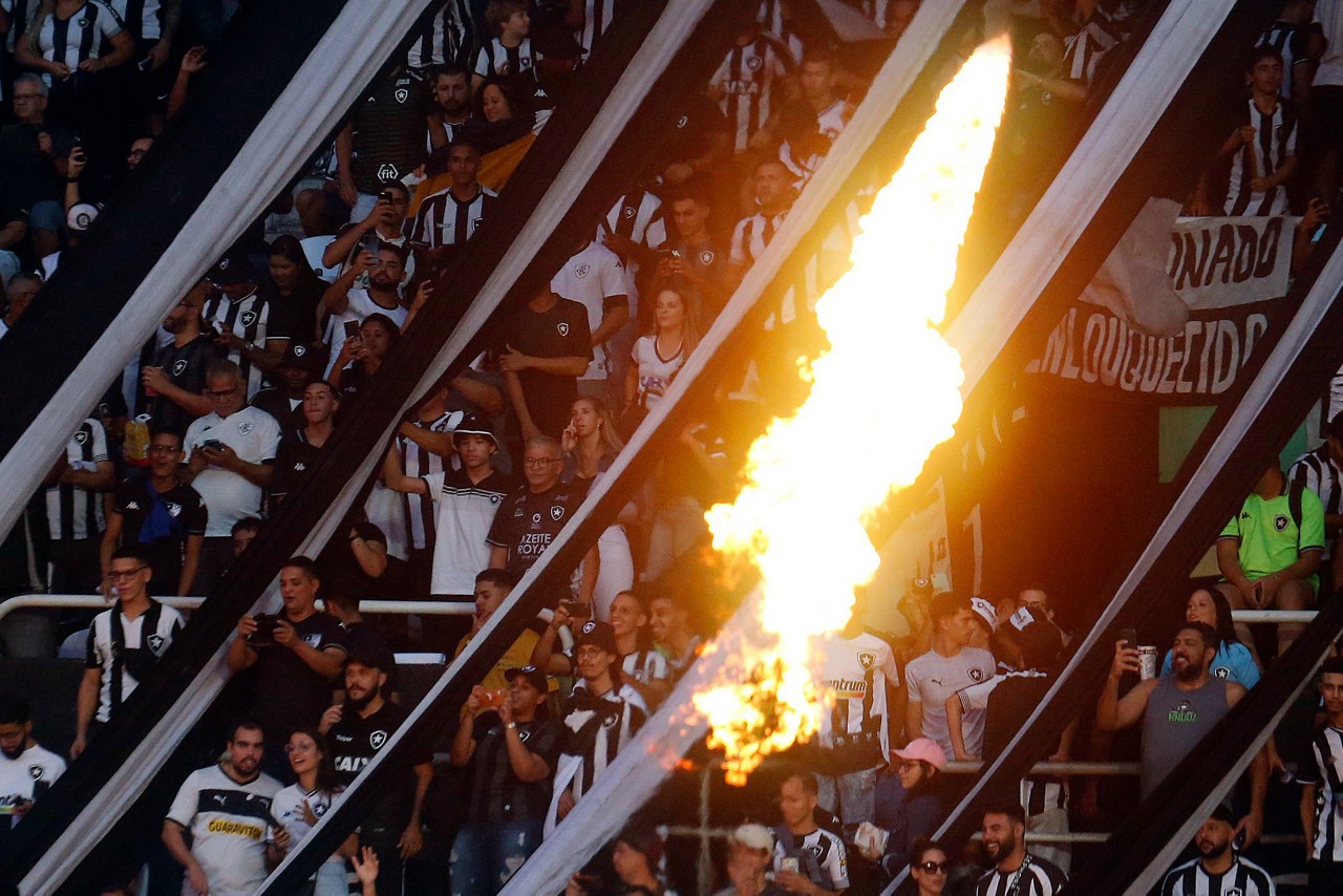 Torcida do Botafogo no estádio Nilton Santos