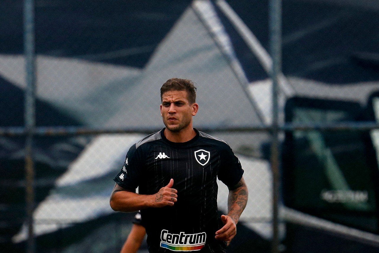 Ao todo, foram 31 partidas com a camisa alvinegra, sendo apenas uma delas como titular e um gol marcado