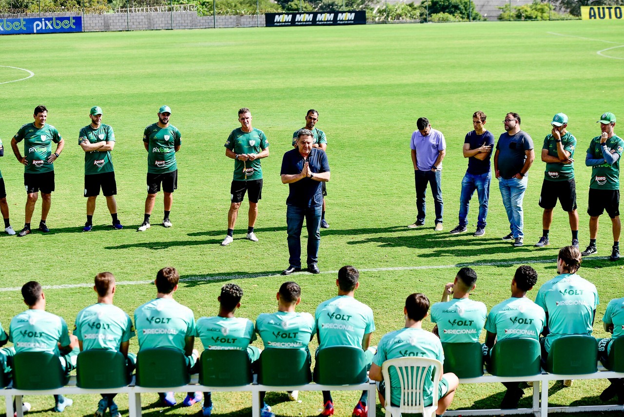 Presidente do América SAF, Marcus Salum esteve no CT Lanna Drumond para conversar com os atletas do Coelho