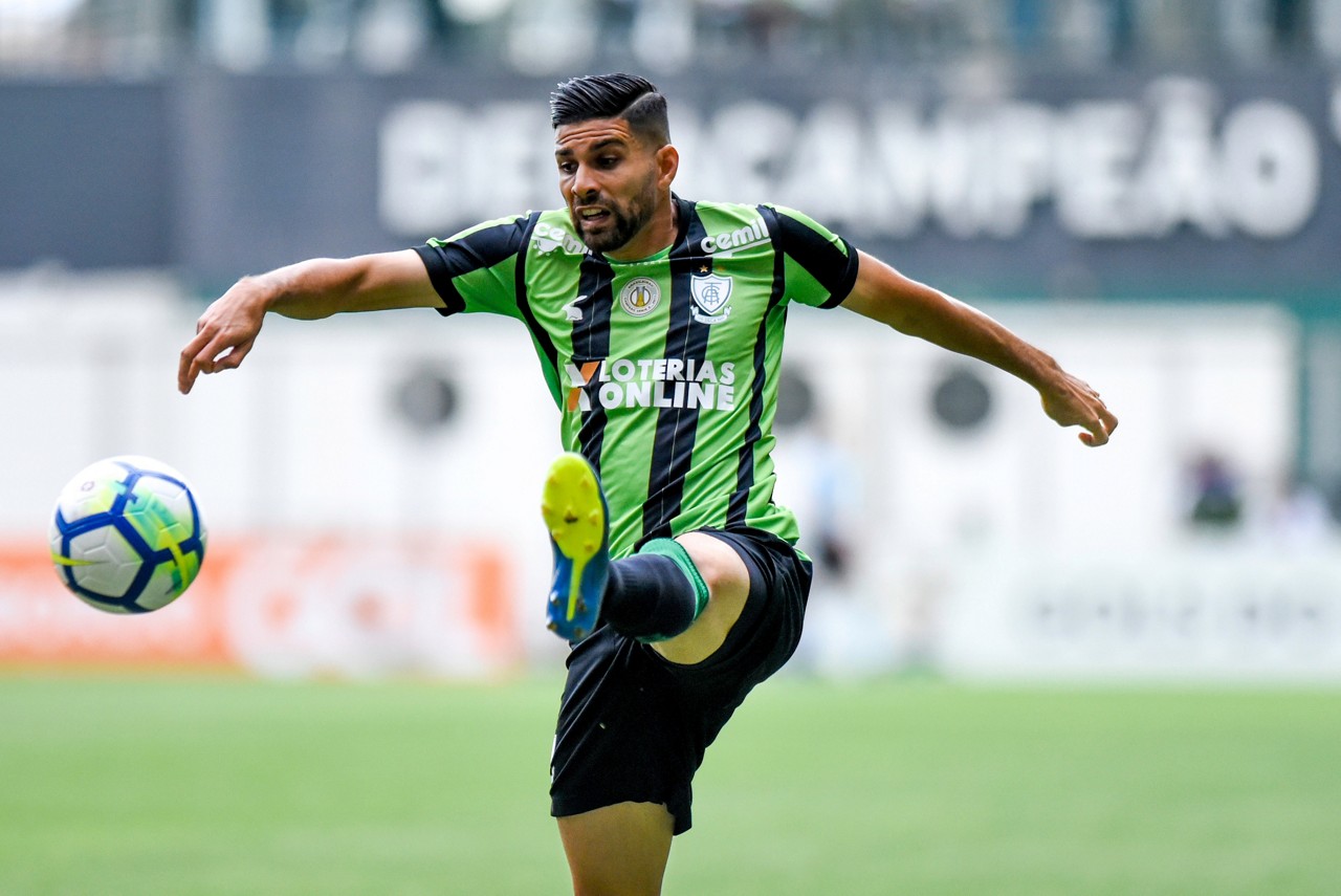 Magrão afirma que Coelho precisa manter os pés no chão em relação aos objetivos no Brasileirão