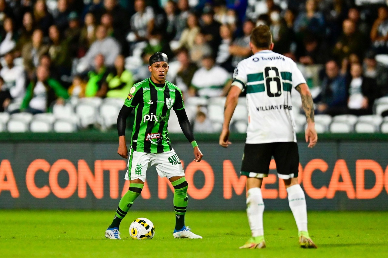 Rodriguinho foi titular contra o Coritiba