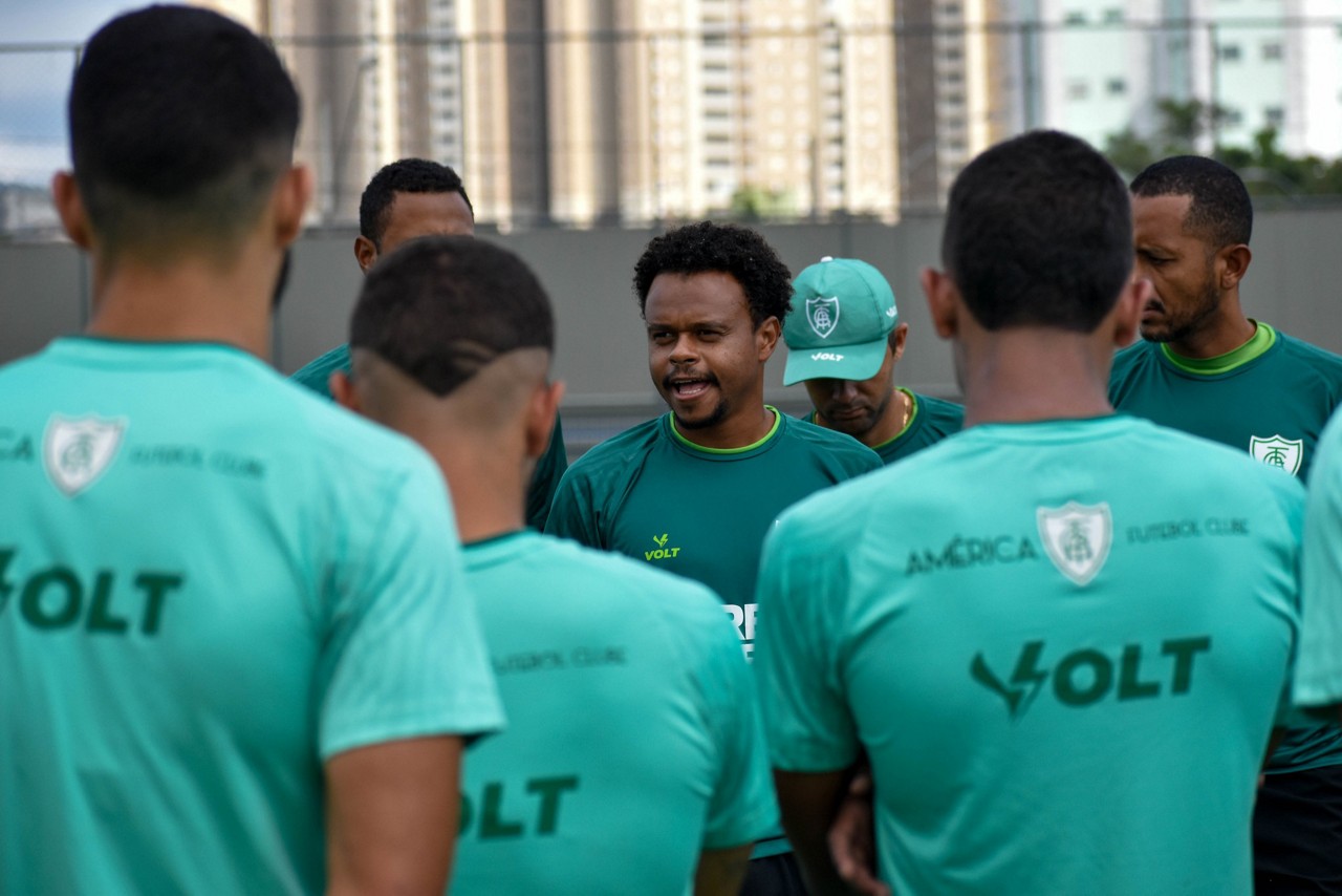 Mairon César, técnico do sub-20 do América