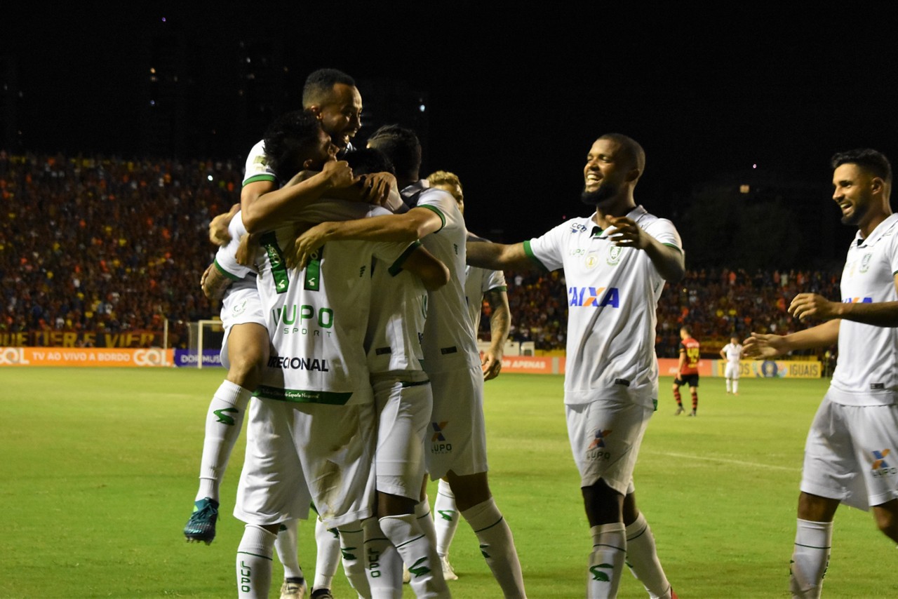 América joga bem, vence o Sport fora e fica entre os 10 do Brasileiro