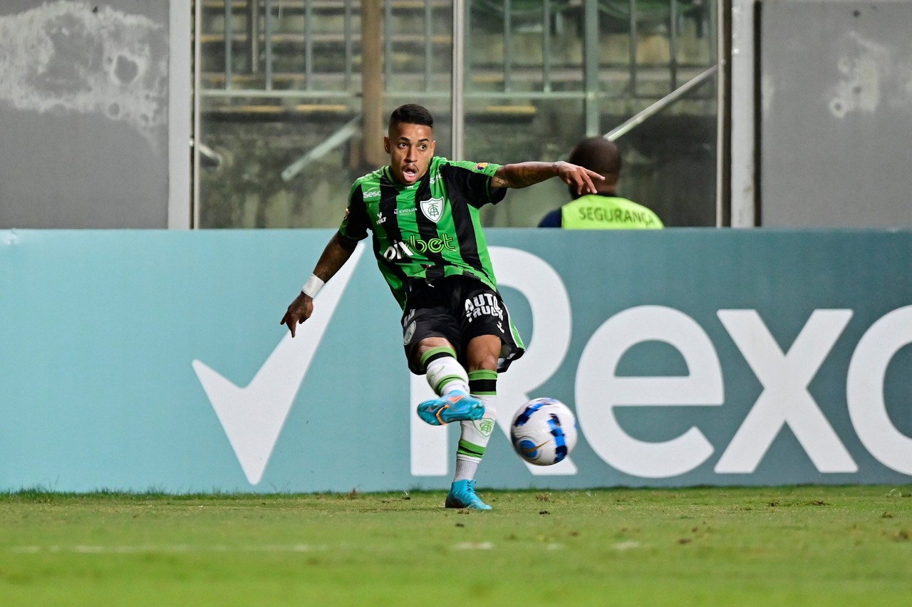 Matheusinho na partida contra o Atlético pela Libertadores