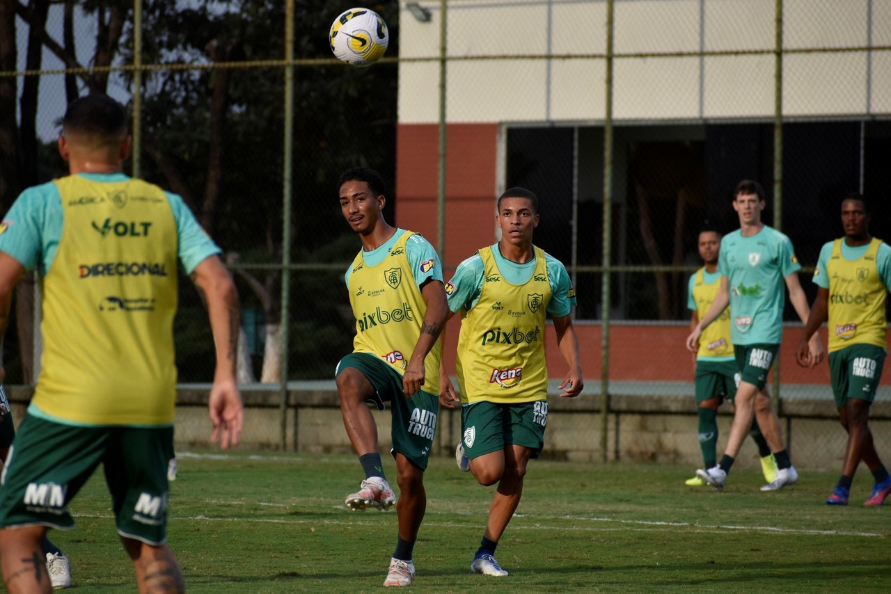 Rodriguinho e Arthur durante treino no CT Lanna Drumond