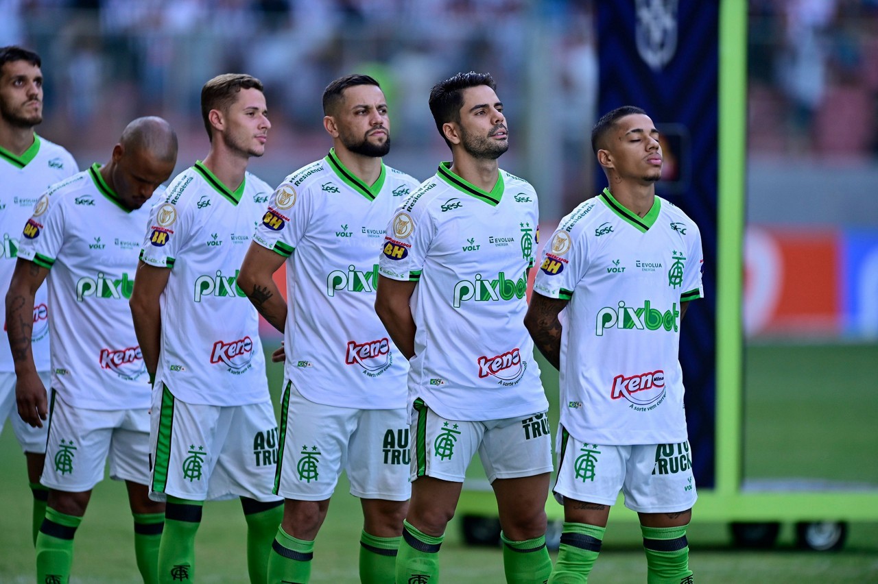Jogadores do América no jogo contra o Atlético