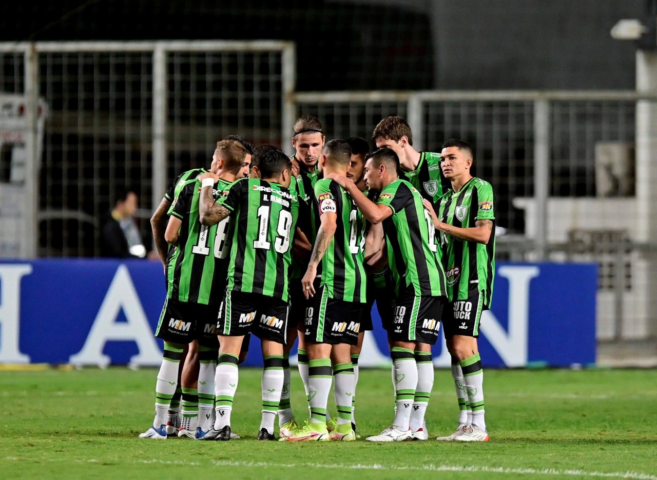 jogadores do América durante partida contra o CSA válida pelo terceira fase da Copa do Brasil 2022