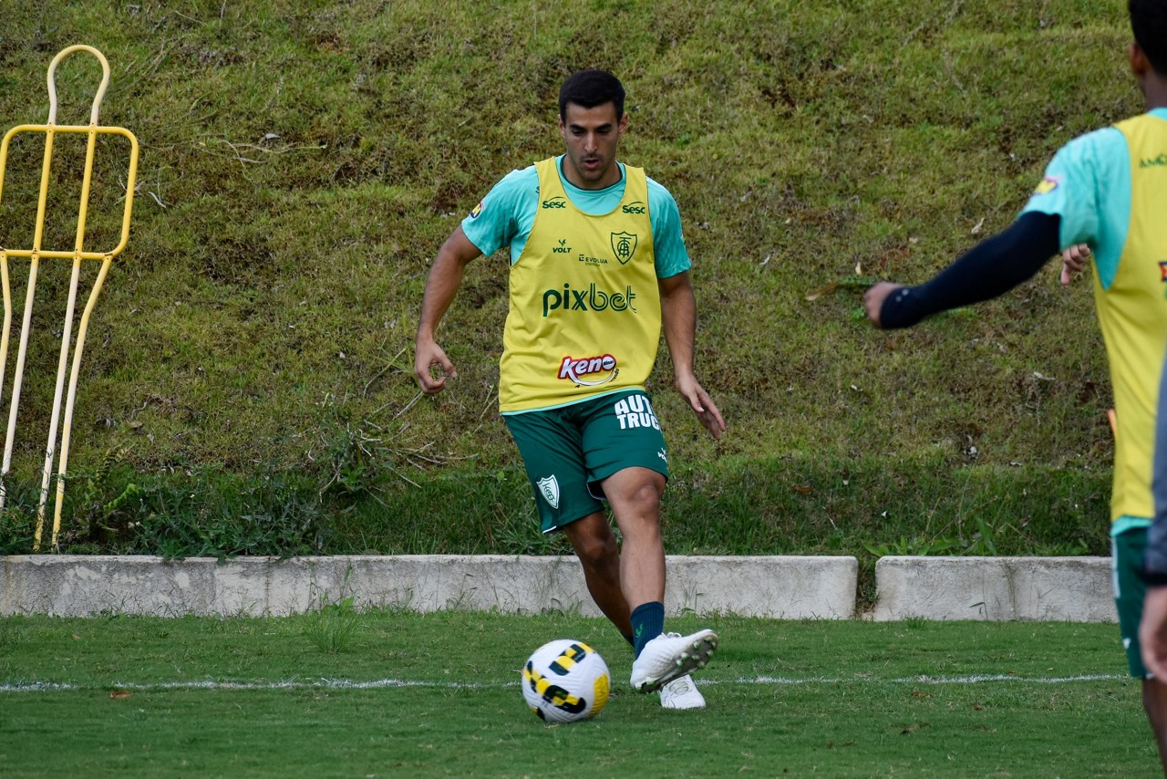 Raúl Cáceres ganha oportunidade na lateral