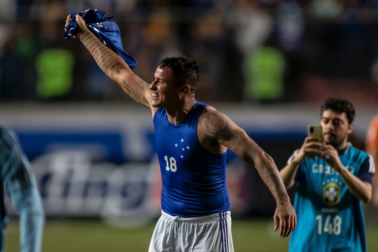 Edu marcou o gol que levou o Cruzeiro a conquistar a vaga nas oitavas nos pênaltis