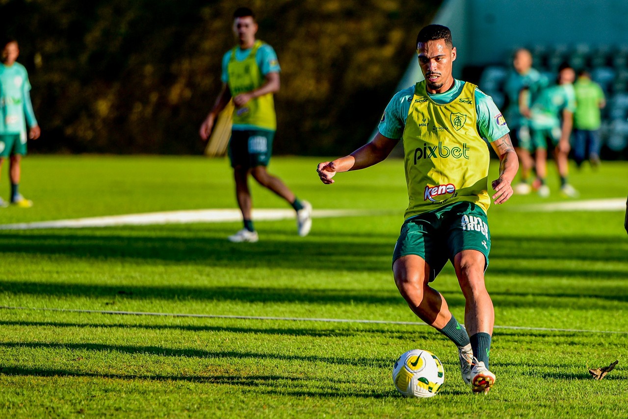 Éder tem 27 anos e estava no Atlético Goianiense até o ano passado